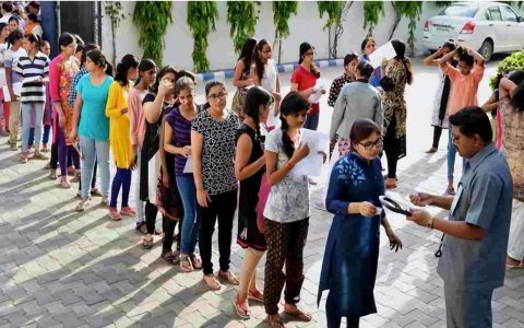 印度“高考”竟强迫女生脱内衣检查 保安：内衣重要还是前途重要